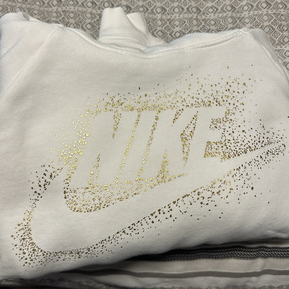 Women’s Nike sweatshirt